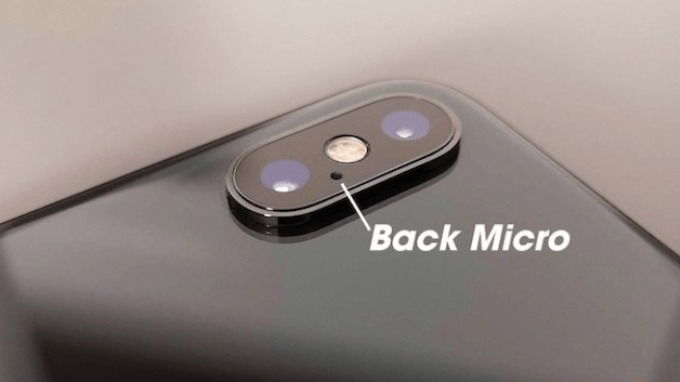 Mic sau và đèn flash cạnh mắt camera