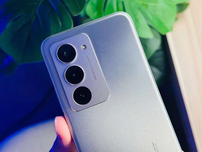 Cầm trên tay Xiaomi Redmi 15 với hệ thống camera bao gồm camera kép 50MP sắc nét