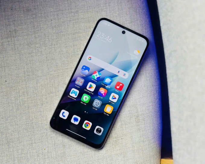 Màn hình 6,9 inch FHD+ (1080x2340 pixels) của Redmi 15 là một điểm nhấn lớn với tần số quét 144Hz