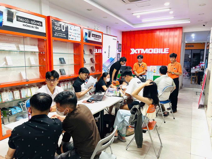 cam-tren-tay-xiaomi-redmi-15-voi-uu-dai-tra-gop-khong-lai-suat-xtmobile