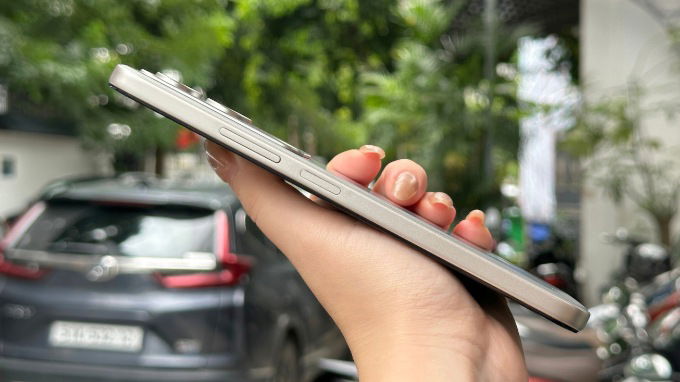 Kích thước của Redmi 15 4G khá lớn, thậm chí dài hơn cả iPhone 16 Pro Max