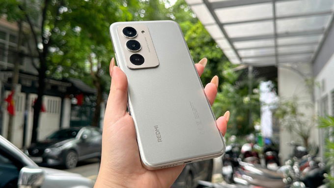 Về thiết kế, Redmi 15 4G mang đến một số thay đổi so với thế hệ tiền nhiệm Redmi 13 4G
