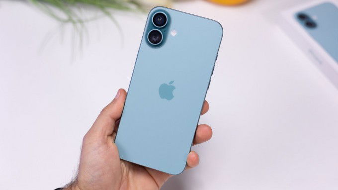 Kiểm tra hình thức bên ngoài iPhone 16 Plus cũ