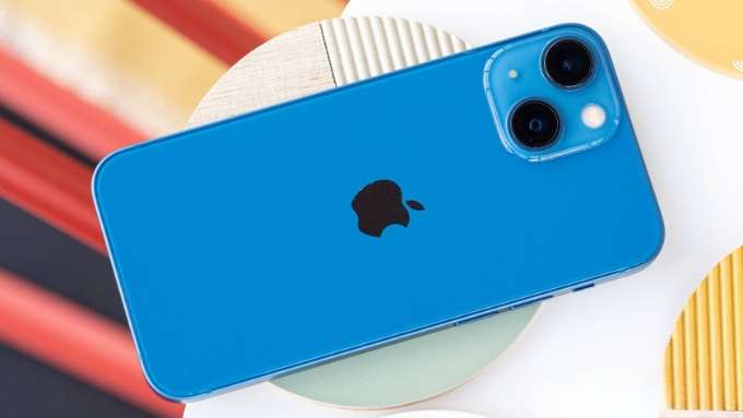 iPhone 13 mini với thiết kế nhỏ gọn và cụm iPhone 2 mắt chéo