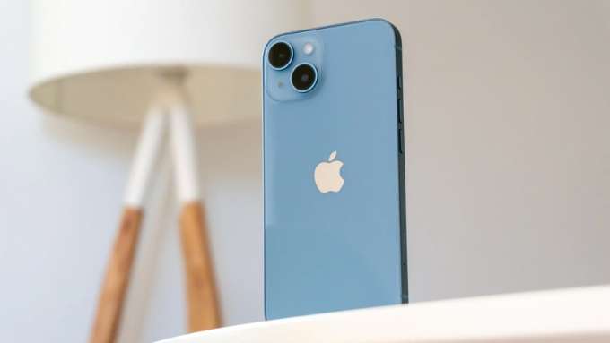 iPhone 14 với thiết kế iPhone 2 mắt chéo, được trang bị camera kép 12MP hỗ trợ các tính năng như Smart HDR, chế độ ban đêm và quay video Cinematic