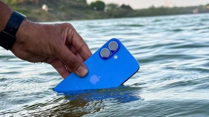 iPhone 16 chống nước được bao lâu?