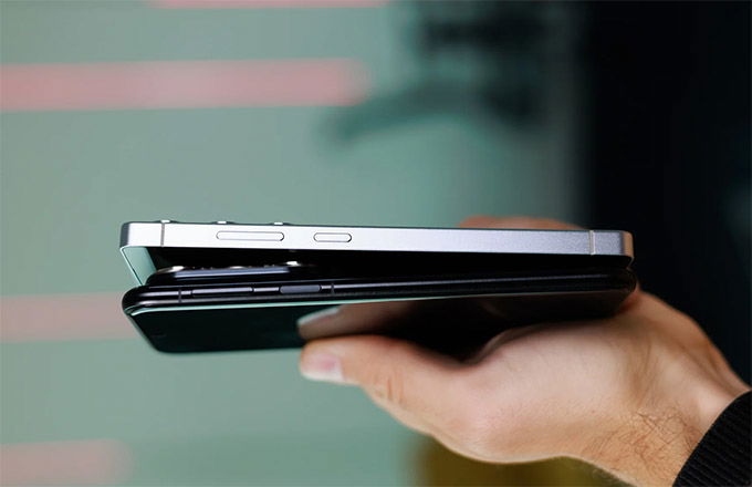 So sánh kích thước cho thấy,  Pura 80 Ultra có phần cao hơn nhưng hẹp hơn một chút