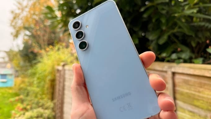 so sánh Galaxy S25 FE và Galaxy S24 FE qua kích thước