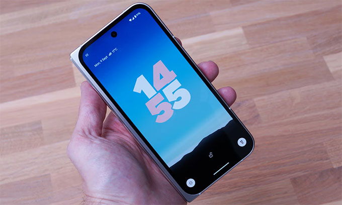 Điểm ấn tượng là màn hình ngoài của Google Pixel 9 Pro Fold có cùng kích thước với các phiên bản Pixel 9