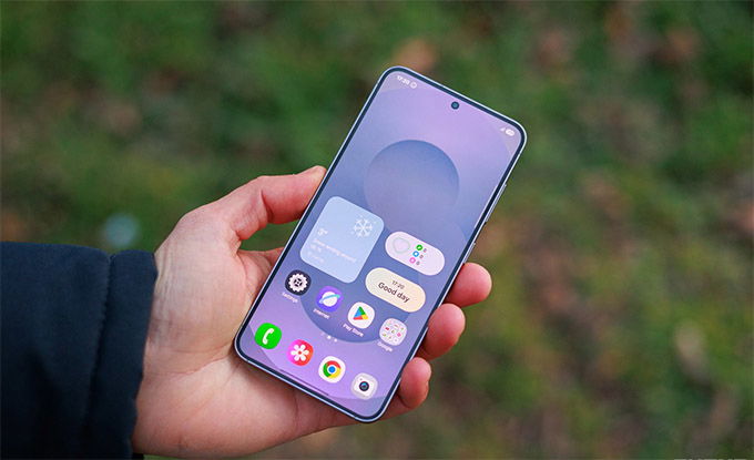 Màn hình của Galaxy S25 cũ nổi bật với tấm nền Dynamic LTPO AMOLED 2X 6.2 inch rực rỡ
