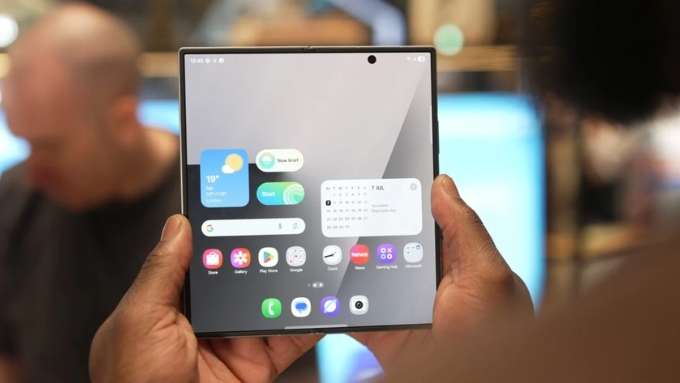 So sánh Google Pixel 10 Pro Fold và Galaxy Z Fold 7 về màn hình của Sam sung