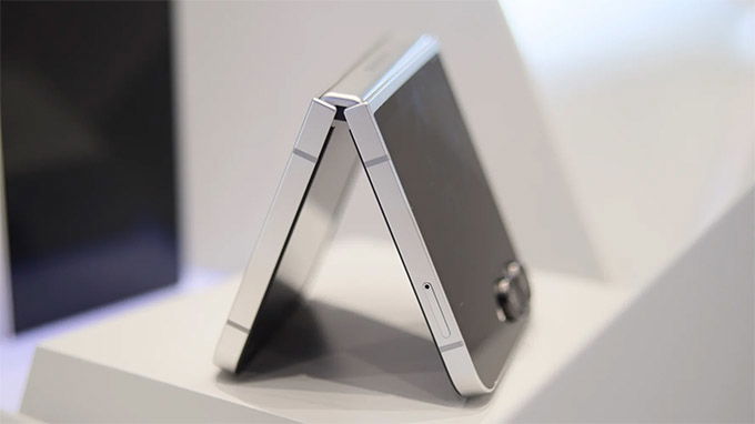 Điểm nhấn trong thiết kế của Z Flip 7 FE là mặt lưng kính bóng thay vì kính nhám như trên Z Flip 6
