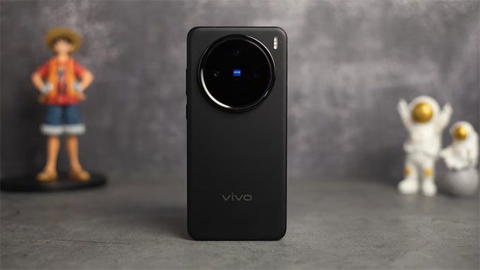 Vivo X200 cũng có mặt trước bằng kính và khung nhôm nhưng sử dụng Schott Xensation Alpha 