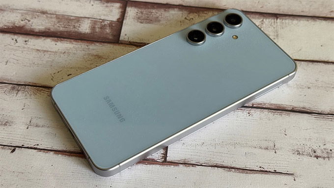 Pin ấn tượng: 4.900mAh 