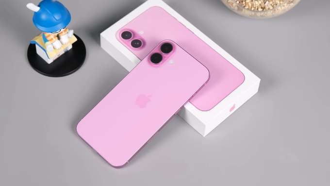 Cả S24 Ultra cũ hay 16 Plus cũ đều sở hữu kiểu dáng nhỏ gọn, hiện đại