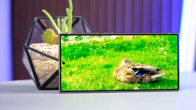 Màn hình là yếu tố quan trọng khi đánh giá xem nên mua S24 Ultra cũ hay 16 Plus cũ