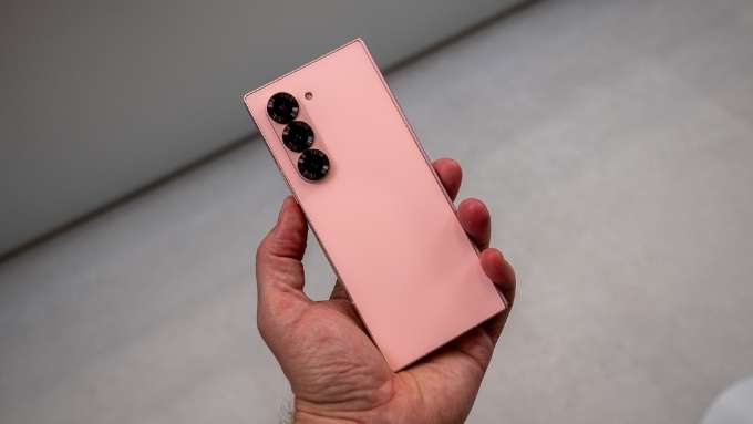 Samsung Galaxy Z Fold 6 là điện thoại màu hồng mang đến màu hồng phấn độc đáo
