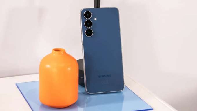 So sánh Galaxy S25 FE và Galaxy A36 5G cho thấy mỗi thiết bị đều sở hữu thiết kế ấn tượng