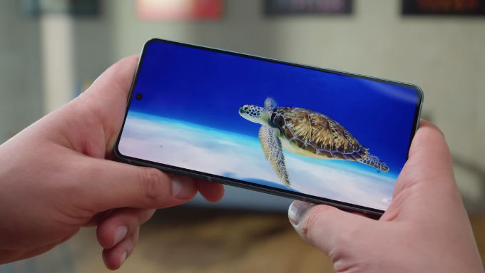 Asus Zenfone 12 Ultra sở hữu màn hình phẳng LTPO AMOLED 6.78 inch