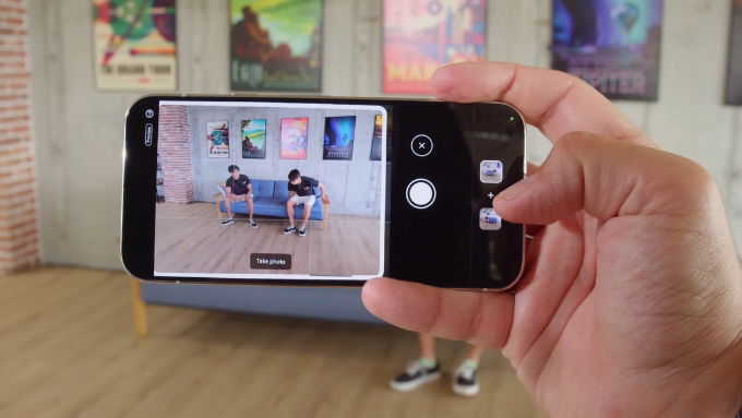 Cả hai máy đều được trang bị cụm camera hiện đại, mang đến khả năng quay chụp rõ nét