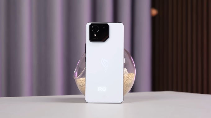 ROG Phone 9 Pro lại hướng đến phong cách gaming mạnh mẽ với khung kim loại chắc chắn