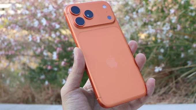 So sánh iPhone 17 Pro Max và ROG Phone 9 Pro về thiết kế cho thấy cả 2 máy đều sở hữu thiết kế hiện đại 
