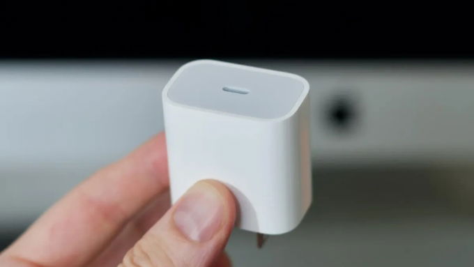 Củ sạc iPhone 20W chính hãng có trọng lượng nặng, cầm rất đằm tay, khoảng 70-80 gram nhờ linh kiện bên trong chất lượng cao