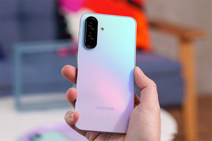 Galaxy A36 có chất liệu cao cấp hơn với mặt lưng kính Gorilla Glass Victus+