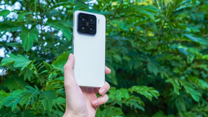 Trên tay chiếc điện thoại Xiaomi 15