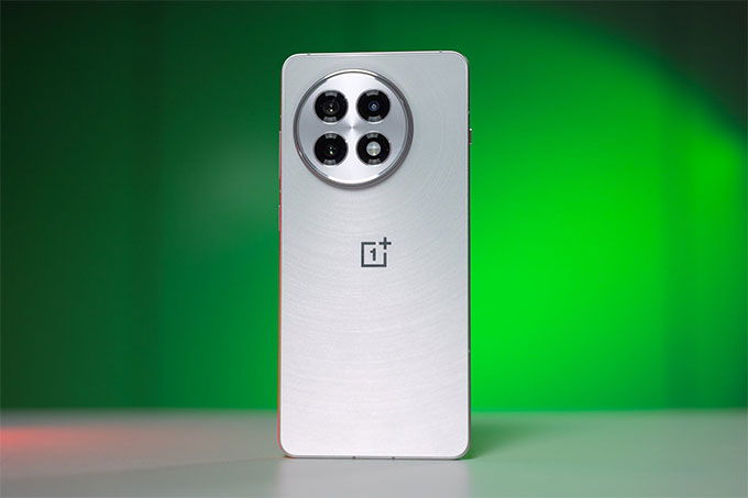 OnePlus 13R có mô-đun camera tròn và thiết kế khung phẳng