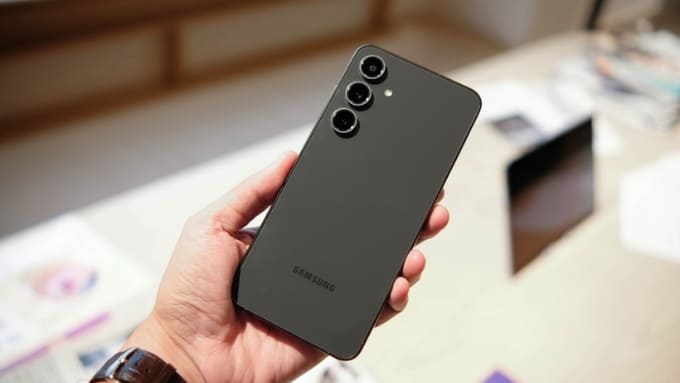 so sánh Galaxy S25 FE và Galaxy S24 FE qua thiết kế