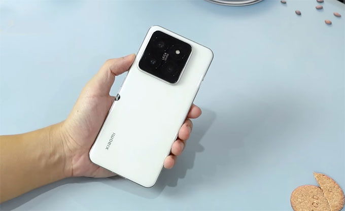  Xiaomi cũng có thiết kế cao cấp tương tự với mặt trước và sau bằng kính