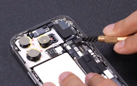 'Mổ bụng' iPhone 16 Pro Max: Không có vỏ bọc pin kim loại như bản Pro