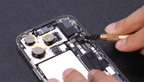 'Mổ bụng' iPhone 16 Pro Max: Không có vỏ bọc pin kim loại như bản Pro