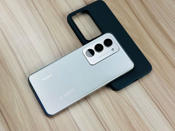 Mặt lưng Redmi 15 bằng nhựa nhám, với cụm camera kép được bố trí gọn gàng