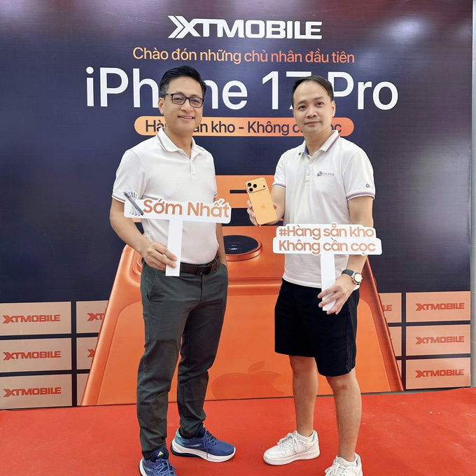 Khách hàng trên tay iPhone 17 Pro Max tại XTmobile