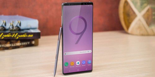 Bất ngờ CEO Samsung vô tình dùng Samsung Galaxy Note9 giữa đám đông