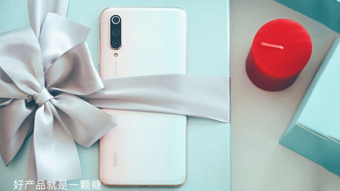 Hộp đựng Xiaomi CC9 Meitu được thiết kế mới lạ, kèm theo một tấm thiệp có dòng chữ 