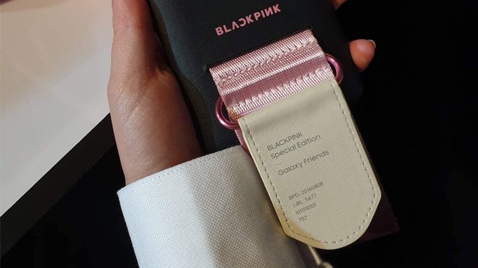 Galaxy A80 có logo BlackPink ở mặt lung cùng viền kim loại màu hồng