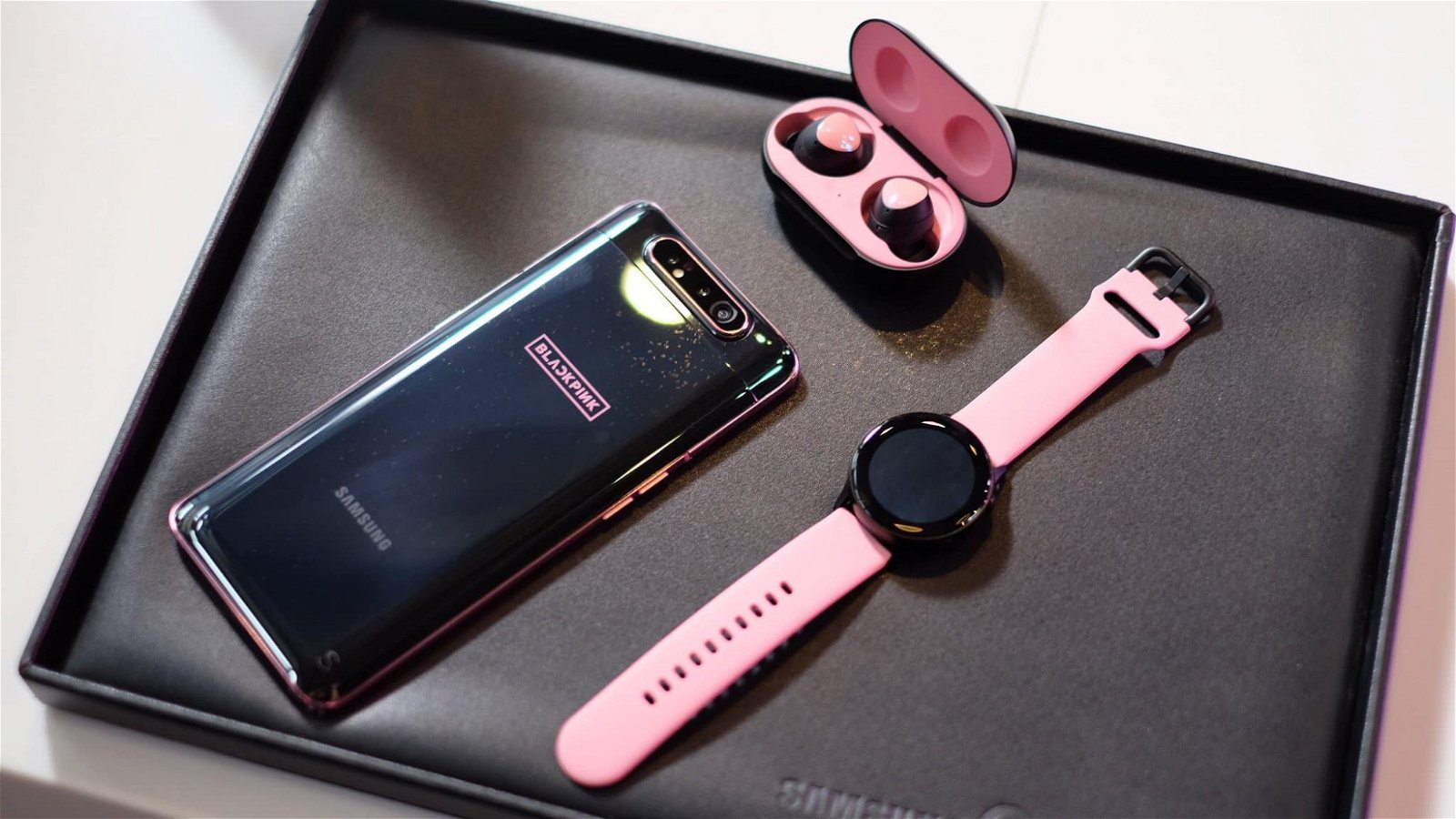 phiên bản giới hạn này còn có một chiếc Galaxy Watch Active màu hồng, chiếc Galaxy Buds màu đen kết hợp hồng