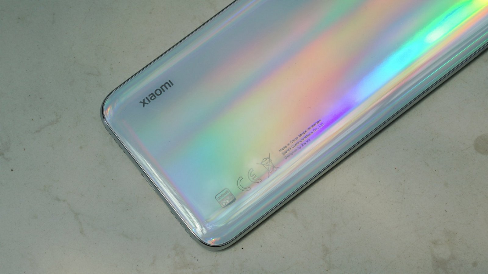 Mặt lưng 3D ấn tượng, logo Xiaomi được đặt cạnh dưới của máy 