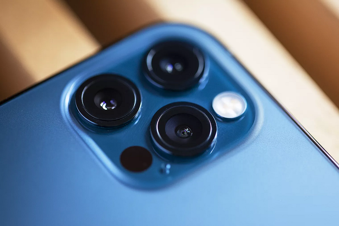 Camera iPhone 12 Pro Max 128GB VN/A được trang bị 3 ống kính đặt trong ô hình vuông như trên người tiền nhiệm