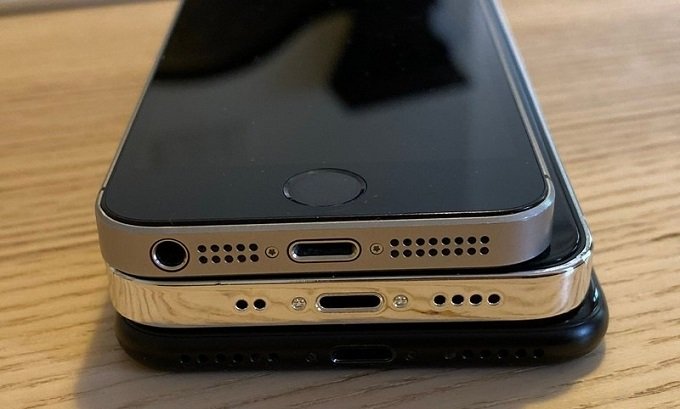  iPhone 12 5.4 inch lại có độ dày hơn đến 1mm so với iPhone SE thế hệ đầu tiên.