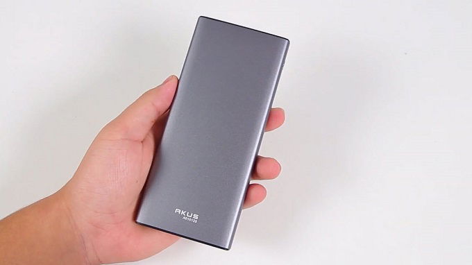 Pin dự phòng Akus 11.000mAh có thiết kế khá nhỏ gọn nhưng đầy tinh tế và tiện dụng