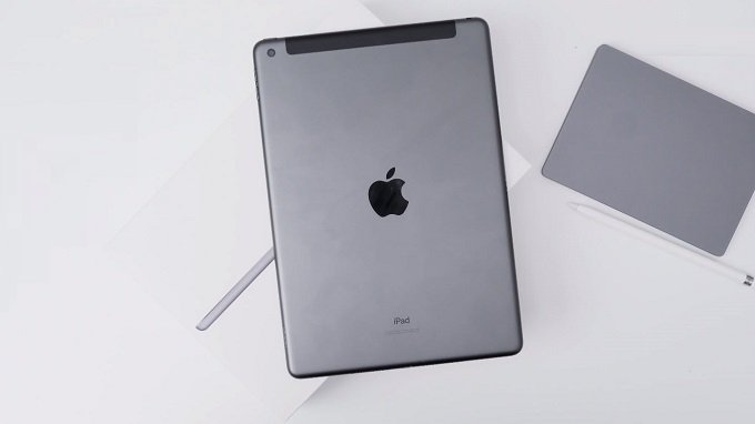 Thiết kế iPad Gen 8 32GB 4G không có nhiều thay đổi so với người tiền nhiệm iPad Gen 7