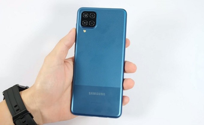 Thiết kế Galaxy A12 có khá nhiều điểm tương đồng so với các mẫu smartphone trước đó