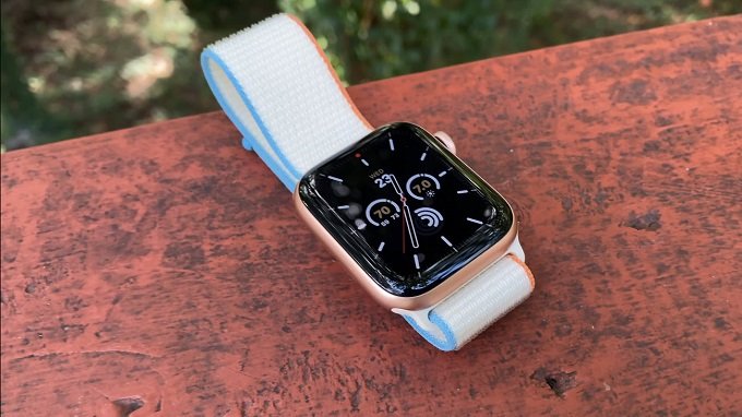 Apple Watch SE 44mm (GPS) còn là công cụ hữu ích giúp theo dõi sức khỏe người dùng