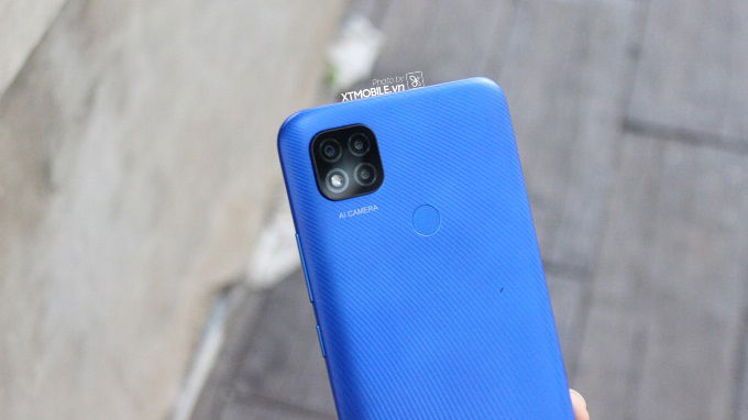  Xiaomi Redmi 9C lại sở hữu cụm camera 3 ống kính với thiết kế vuông vức mang lại cảm giác mạnh mẽ, sang trọng