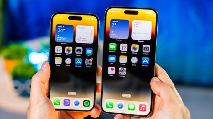 So sánh giá bán iPhone 15 bản quốc tế và bản Việt Nam