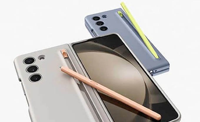 Hình ảnh quảng cáo Galaxy Z Fold 5 cho thấy thiết bị sẽ có ốp lưng đi kèm với khe chứa bút S Pen